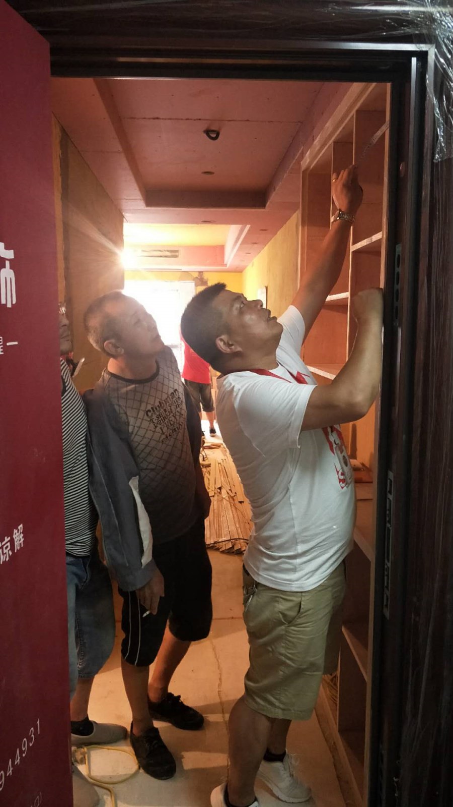 博瑞装饰工地巡检衣柜尺寸检测